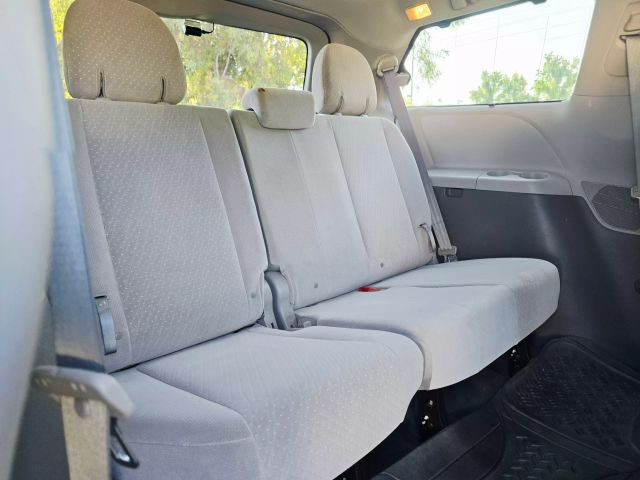 2017 Toyota Sienna - Image 32