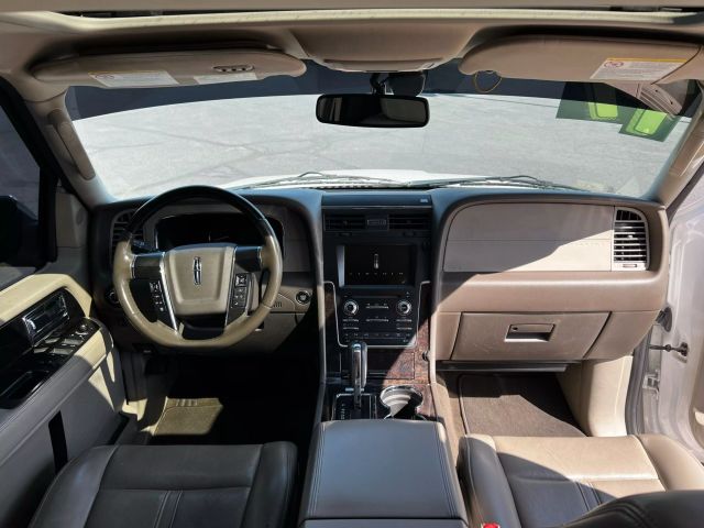 2017 Lincoln Navigator - Image 8