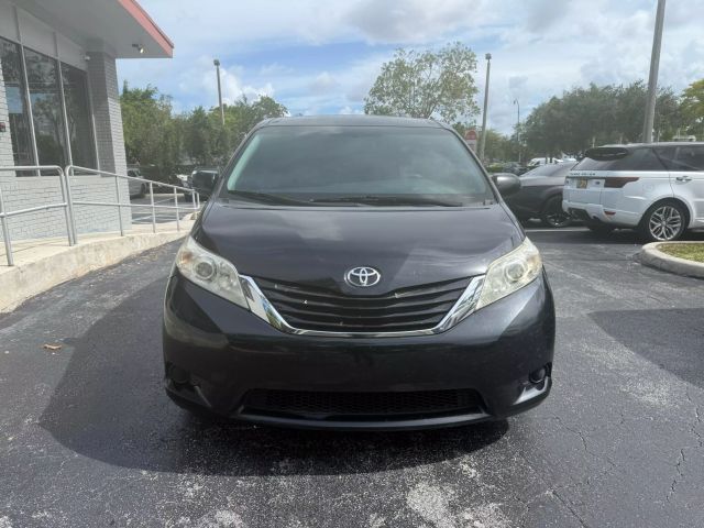 2015 Toyota Sienna - Image 3