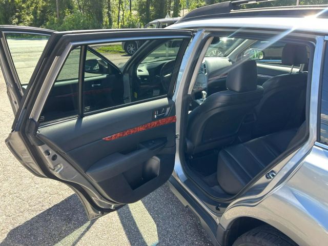 2011 Subaru Outback - Image 13