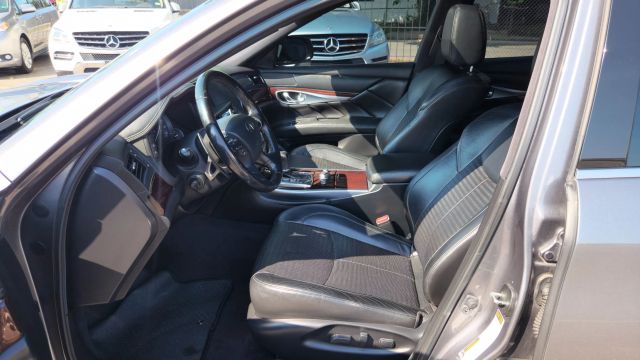 2015 Infiniti Q70 - Image 11
