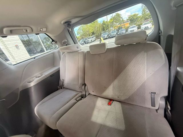 2015 Toyota Sienna - Image 13
