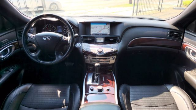 2015 Infiniti Q70 - Image 15