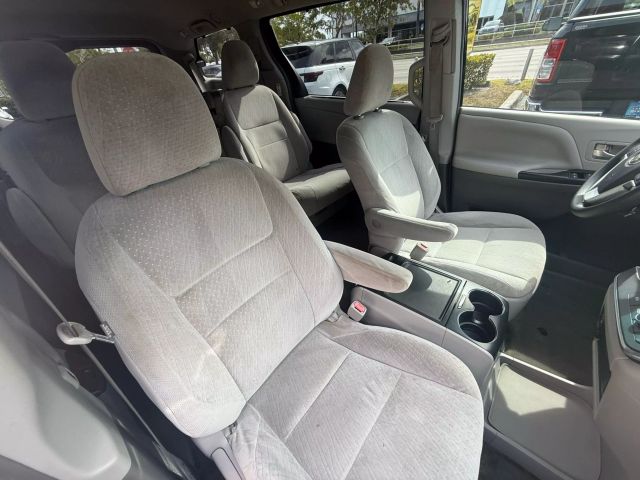 2015 Toyota Sienna - Image 15