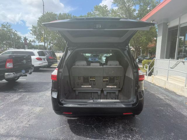 2015 Toyota Sienna - Image 7