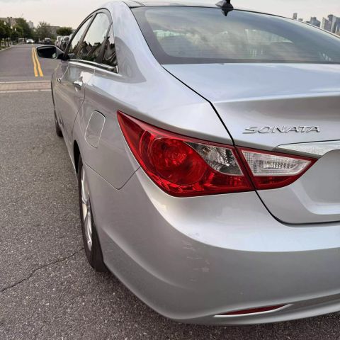 2012 Hyundai Sonata Limited Sedan 4d - Image 9