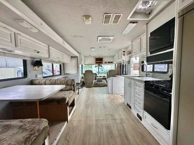2000 Fleetwood Bounder - Image 2