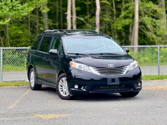 2013 Toyota Sienna Xle Minivan 4d - Image 3