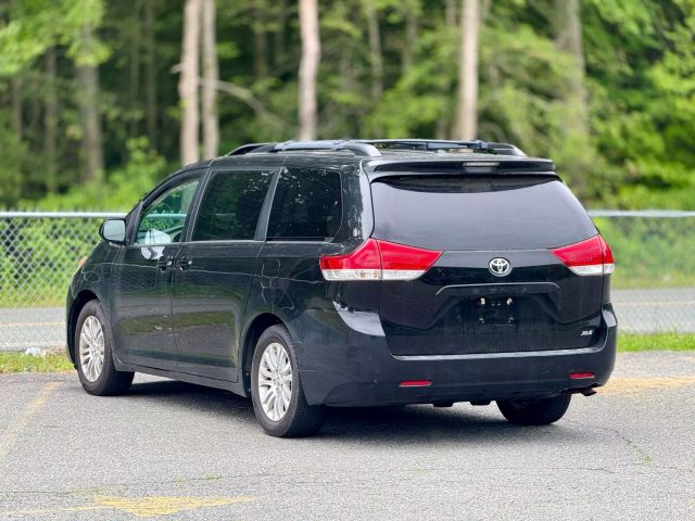 2013 Toyota Sienna Xle Minivan 4d - Image 7