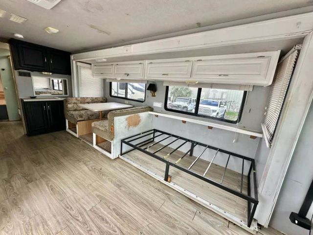 2000 Fleetwood Bounder - Image 6