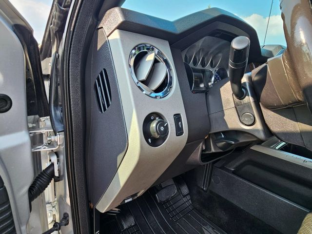 2016 Ford F250 Super Duty Crew Cab - Image 17