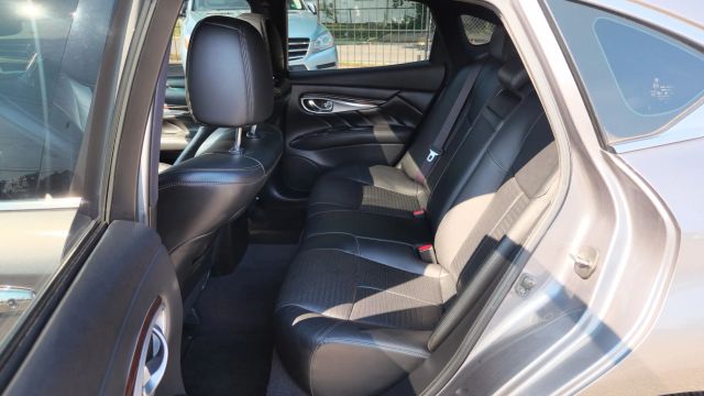2015 Infiniti Q70 - Image 10