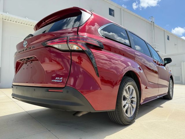 2021 Toyota Sienna - Image 14