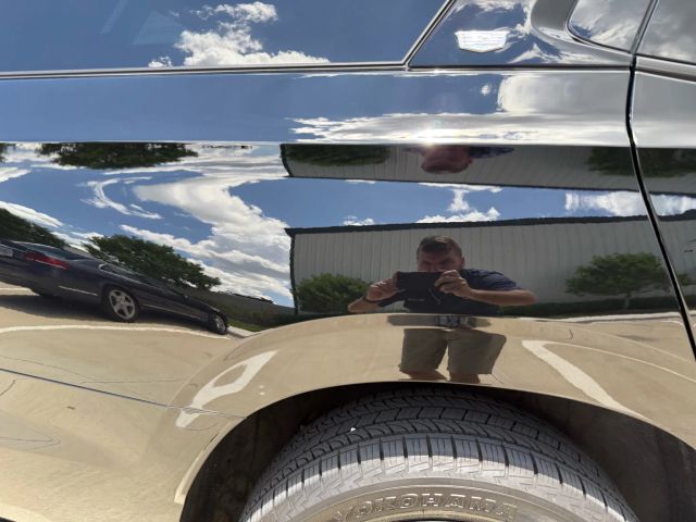 2022 Cadillac Escalade - Image 13
