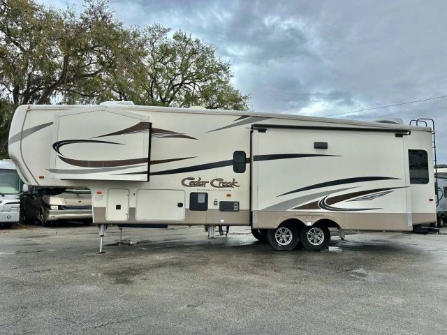 2017 Cedar Creek By Forest River Silverback Fifth Wheel - Image 13