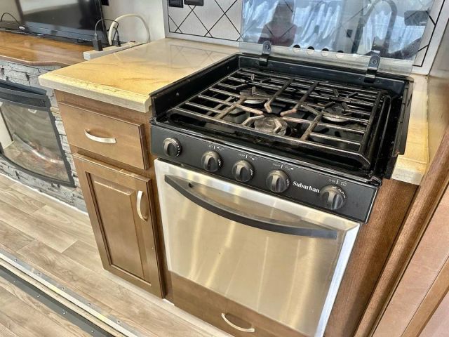 2017 Cedar Creek By Forest River Silverback Fifth Wheel - Image 9