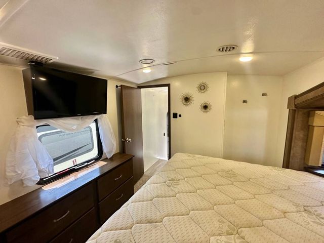 2017 Cedar Creek By Forest River Silverback Fifth Wheel - Image 6