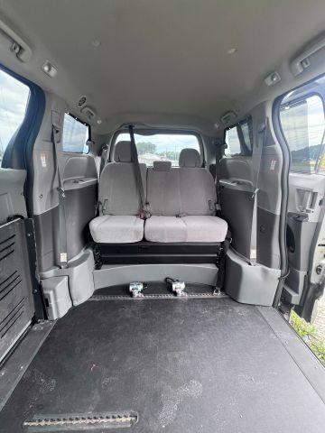 2017 Toyota Sienna - Image 15