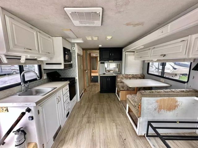 2000 Fleetwood Bounder - Image 13