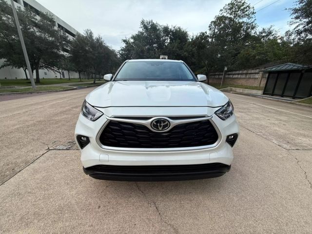 2022 Toyota Highlander - Image 5