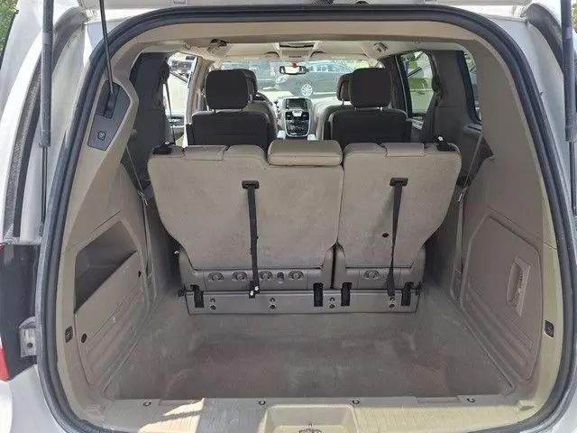 2014 Chrysler Town & Country - Image 17