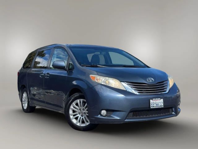 2016 Toyota Sienna - Image 1