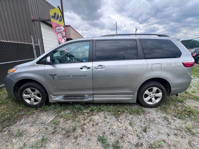 2017 Toyota Sienna - Image 8