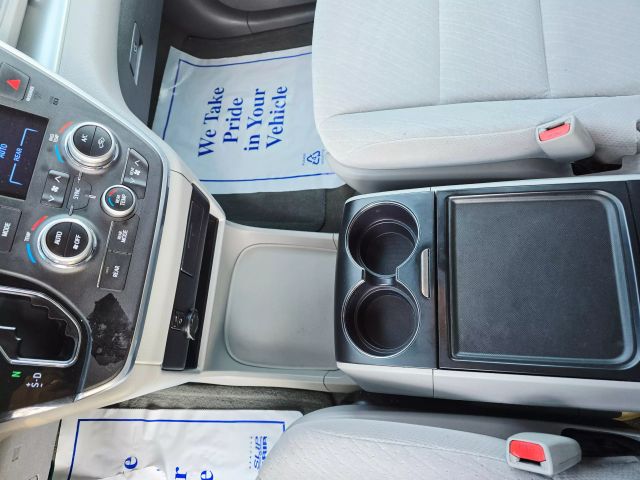 2017 Toyota Sienna - Image 20