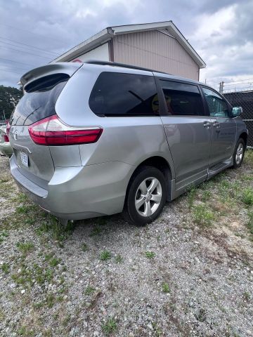 2017 Toyota Sienna - Image 5