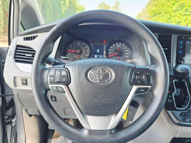 2017 Toyota Sienna - Image 17