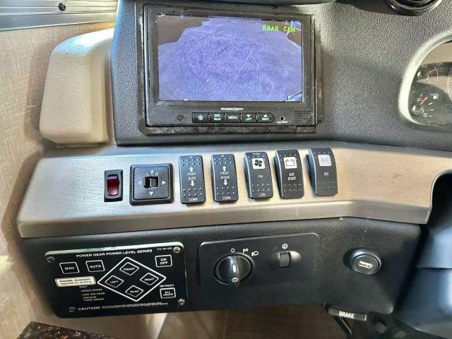 2017 Fleetwood Bounder - Image 7