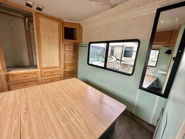 2000 Fleetwood Bounder - Image 15