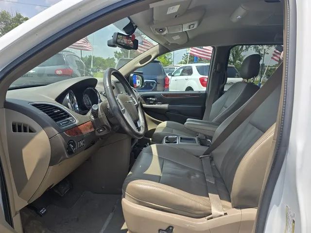 2014 Chrysler Town & Country - Image 13
