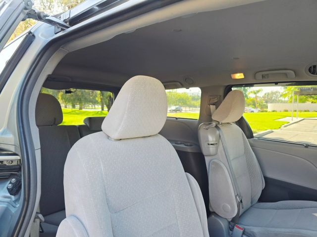 2017 Toyota Sienna - Image 30