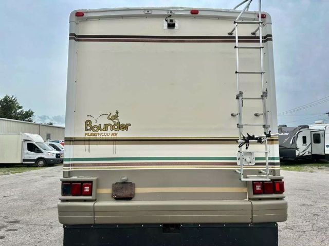 2000 Fleetwood Bounder - Image 9