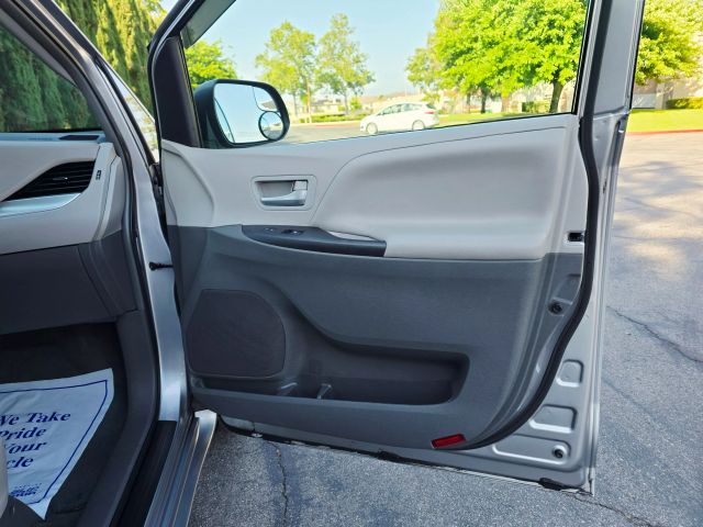 2017 Toyota Sienna - Image 23