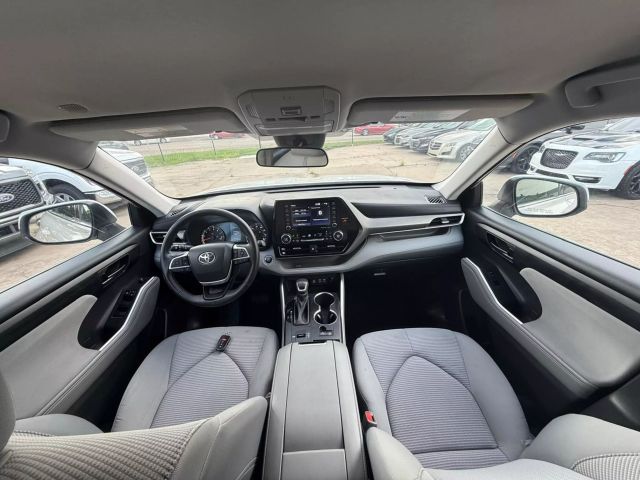 2022 Toyota Highlander - Image 16