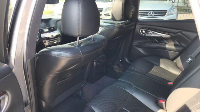 2015 Infiniti Q70 - Image 12