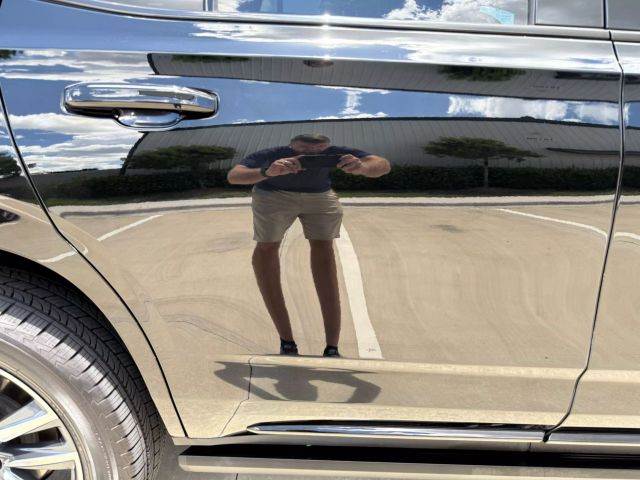 2022 Cadillac Escalade - Image 12