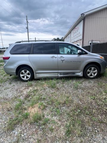2017 Toyota Sienna - Image 4