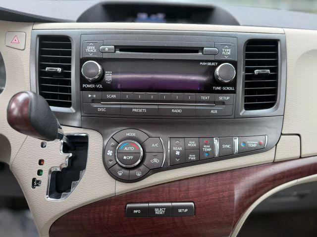 2013 Toyota Sienna Xle Minivan 4d - Image 16