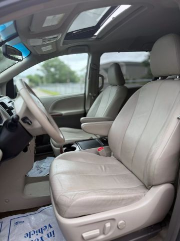 2013 Toyota Sienna Xle Minivan 4d - Image 9