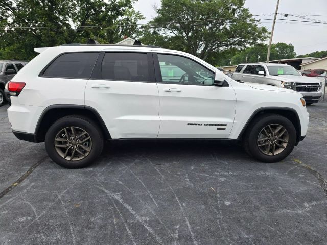 2017 Jeep Grand Cherokee - Image 2