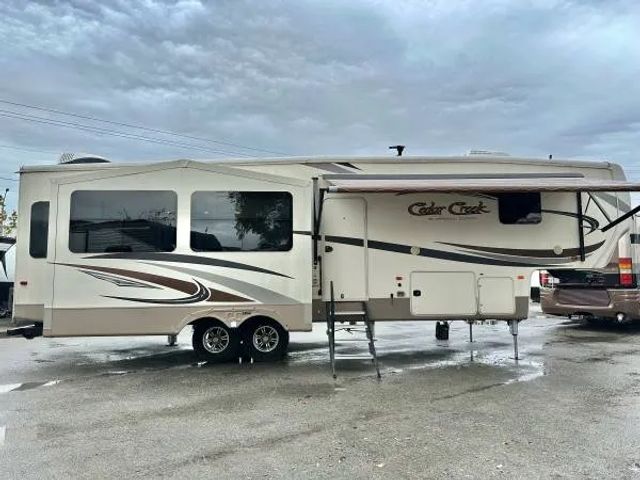 2017 Cedar Creek By Forest River Silverback Fifth Wheel - Image 11
