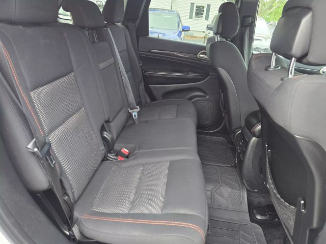 2017 Jeep Grand Cherokee - Image 18