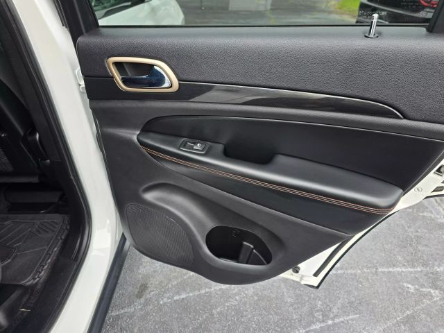 2017 Jeep Grand Cherokee - Image 17