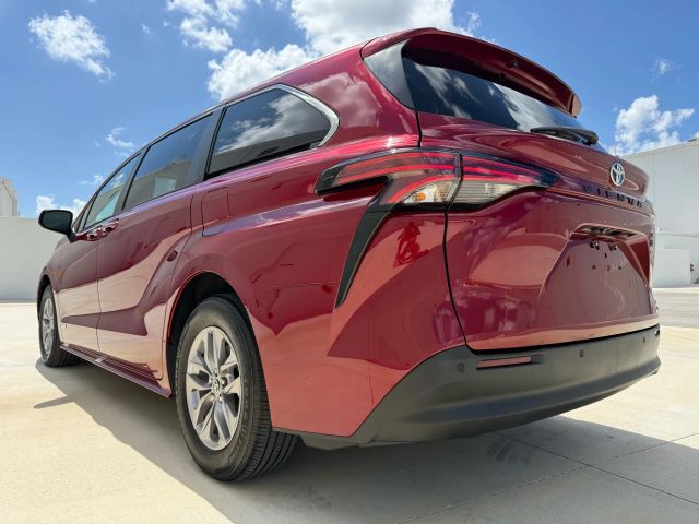 2021 Toyota Sienna - Image 25