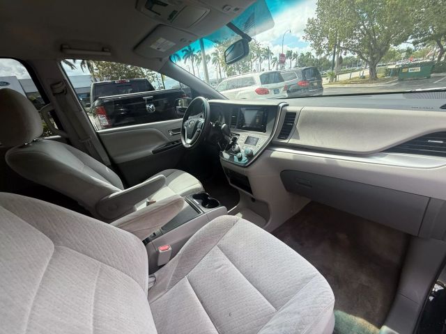 2015 Toyota Sienna - Image 14
