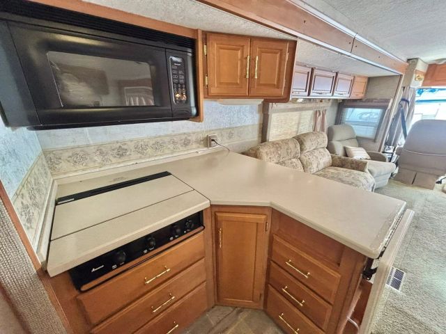 2005 Winnebago Voyage Series - Image 2