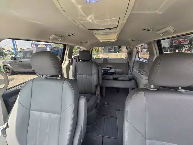 2008 Chrysler Town & Country - Image 13